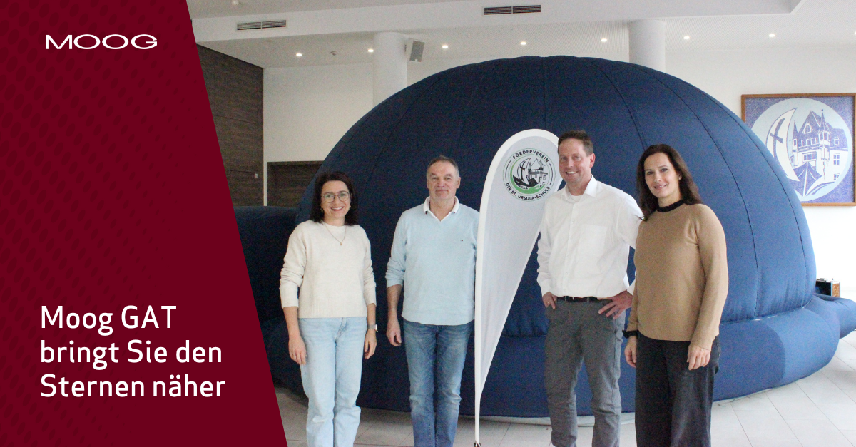 Betreiber, Mitglieder des Fördervereins und Sponsor Moog GAT vor dem mobilen Planetarium