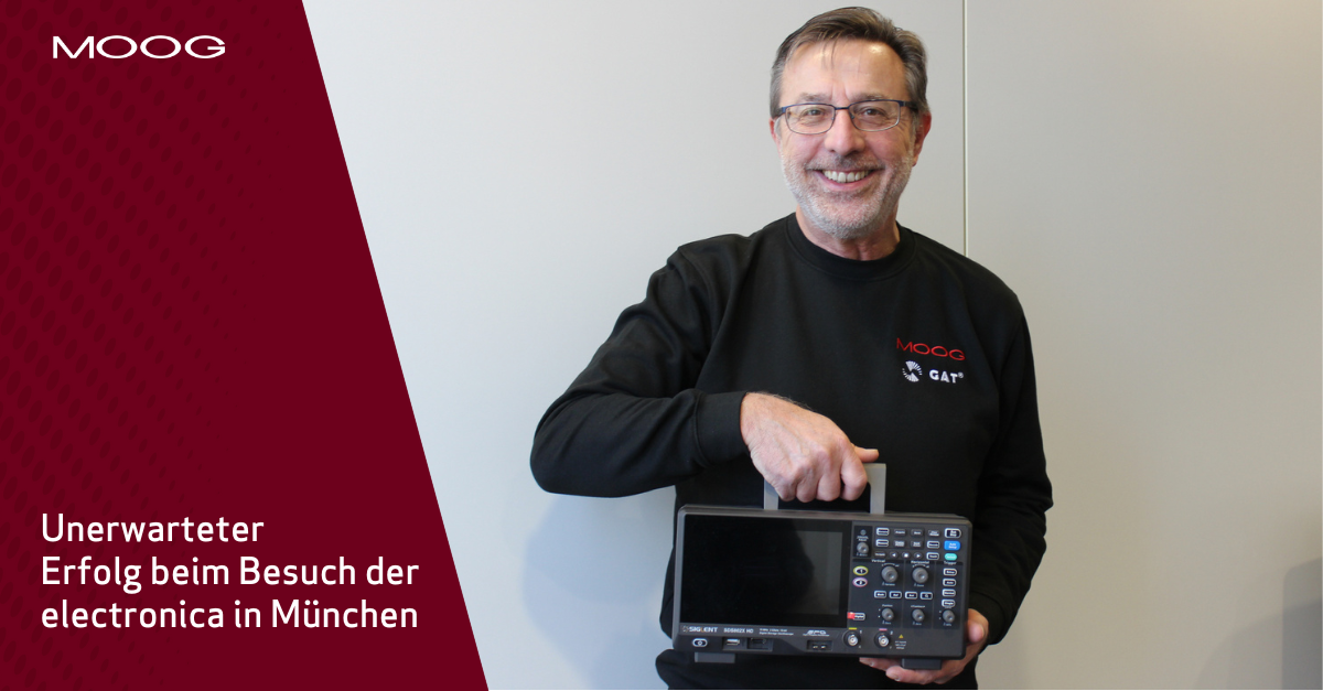 Moog GAT Mitarbeiter mit Oszilloskop